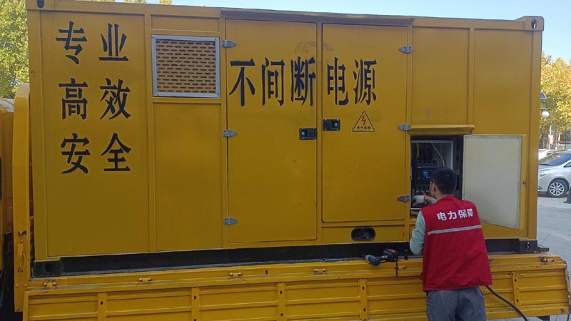 纳雍柴油发电机组和UPS电源配合使用时，如何避免切换过程中的电力中断？